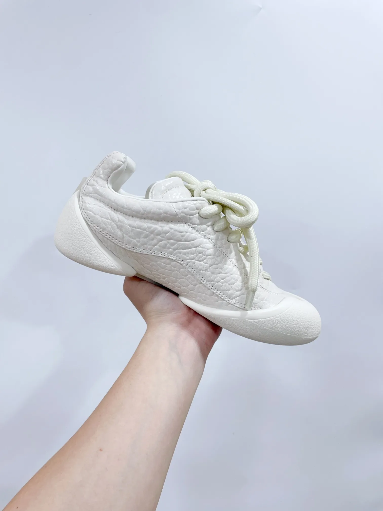 👟👟Ex-factory price 620👟👟 *✅MCQUEEN/Alexander McQueen 24/The latest Flexion series of autumn and winter retro casual sneakers. Original purchase, development and production. This Flexion Off white tone grain leather low-top sneaker uses laces of different sizes and is matched with a lightweight segmented sole inspired by anatomy. The reverse skull pattern is embossed on the heel. Fabric: Original custom imported first-layer cowhide. Lining: Custom imported breathable mesh lining. Sole: Original molded non-slip TPU material. Sole thickness: 2CM. 𝙎𝙞𝙯𝙚: 35-40 women / 39-45 men (customized for 40 women and 45 men) 𝙋𝙧𝙞𝙘𝙚(Men’s size +10) Extremely cost-effective factory price, no negotiation
